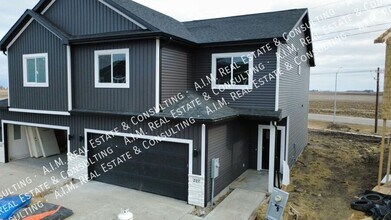Building Photo - 221 NE Crossing Oaks Dr