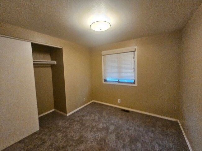 Building Photo - Beautiful House with Yard and Pets Conside...