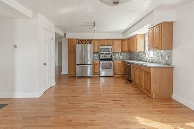 Building Photo - Charming 3Bed/2Bath Home Minutes from Fort Drum | Pet Friendly | Garage + Spacious Yard