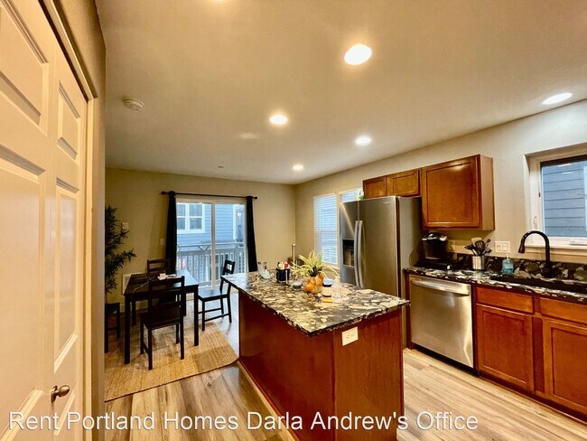 Building Photo - 2 br, 1 bath House - 11921 SE Ash Street #15