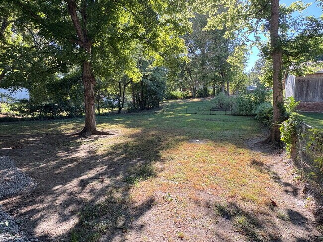 Foto del edificio - "Charming 4-Bedroom Retreat with 2 Full Baths in the Heart of Martin, TN!"