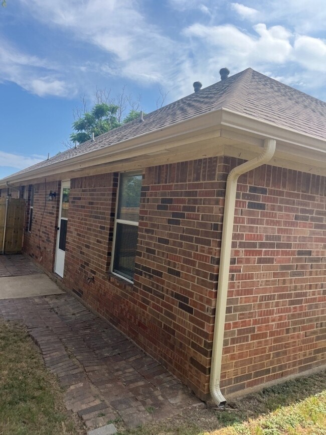 Foto del edificio - 3 Bedroom 2 bath Duplex! Curtis elementary...