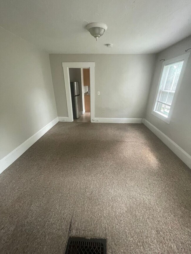 Foto del edificio - Large 2 bed unit right next to the Commute...