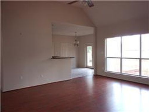 Building Photo - 3002 Pine Chase Dr