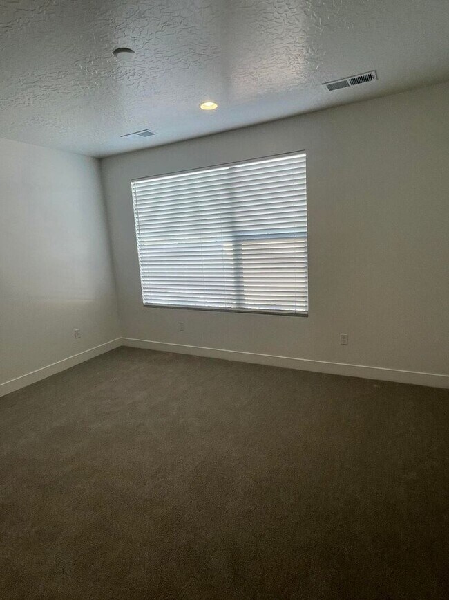 Foto del edificio - Best Price Per Square Foot in Town!