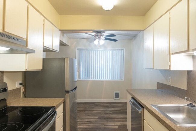 Building Photo - Inviting Two-Bedroom Nestled in the Heart ...