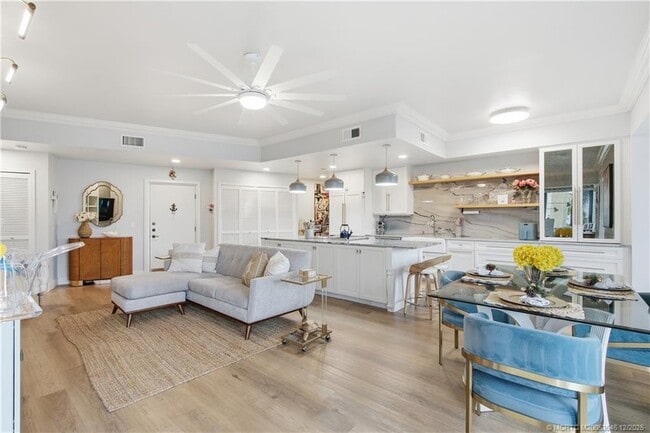 Building Photo - 150 SE Four Winds Dr