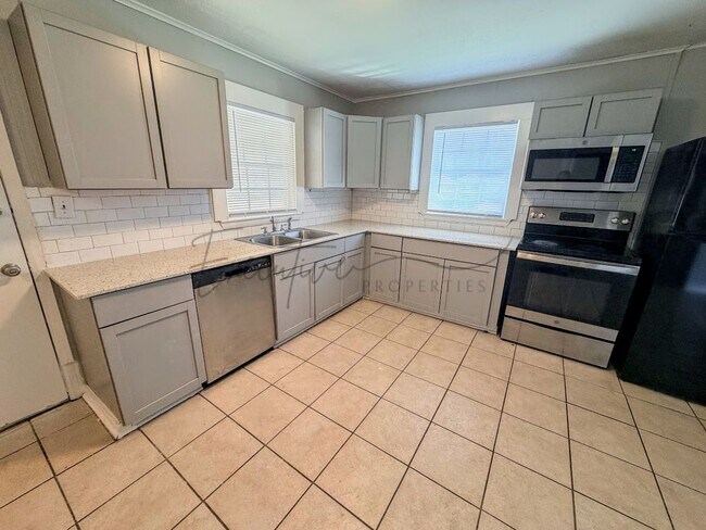 Foto del edificio - 3-Bedroom Home For Rent in Lake Charles