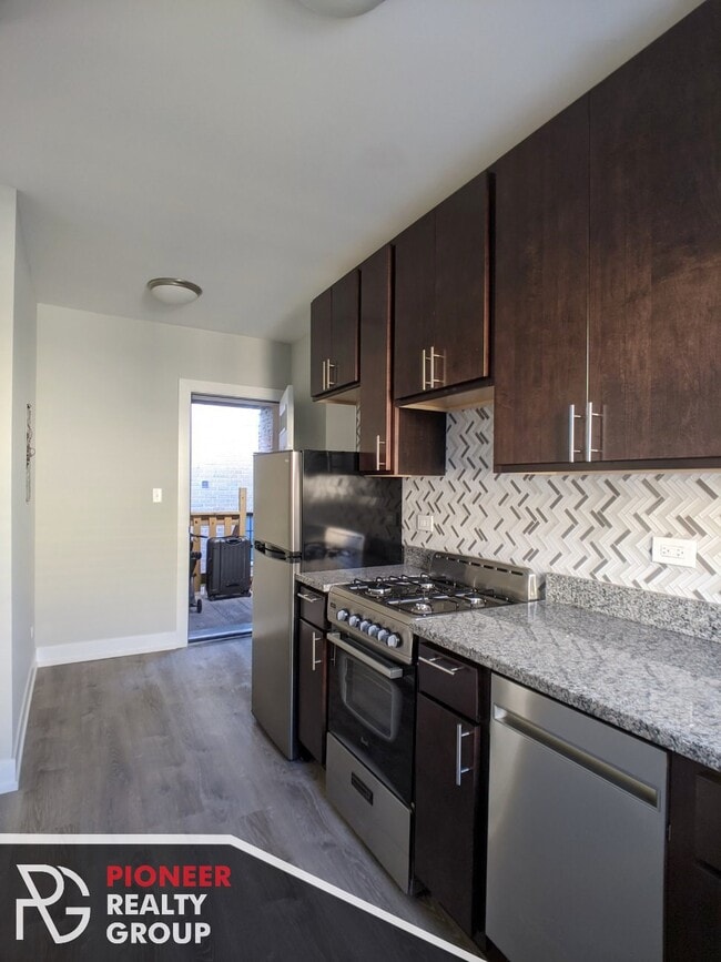 Building Photo - 423 W Belden Ave