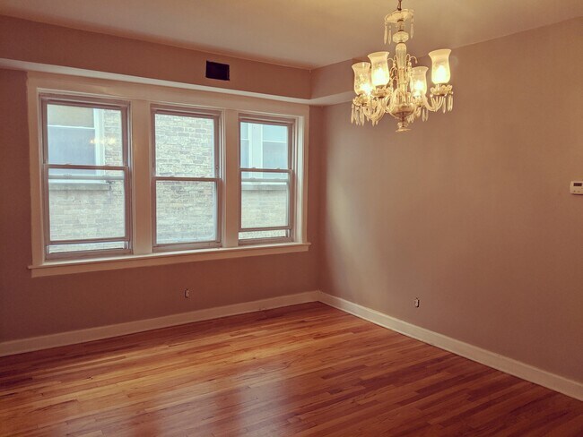 Dining area - 3744 W Eastwood Ave