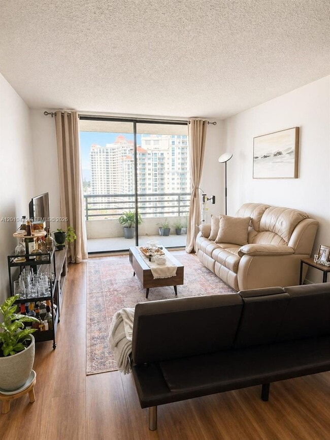 Foto del edificio - 3300 NE 191st St