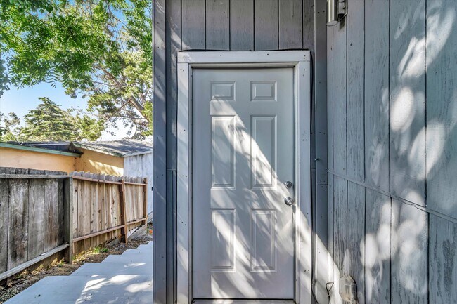 Building Photo - 6817 Simson St