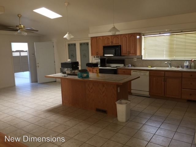 Foto del edificio - 4 br, 2 bath House - 10100 N. Virginia St.