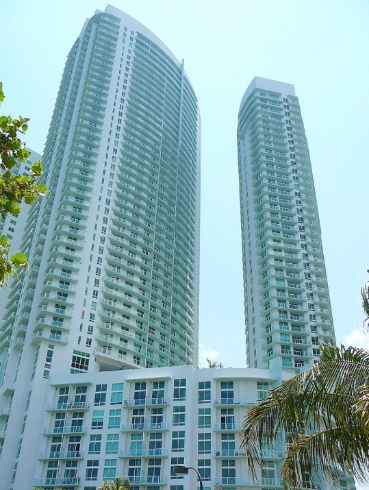 Buildings View - 1900 N Bayshore Dr
