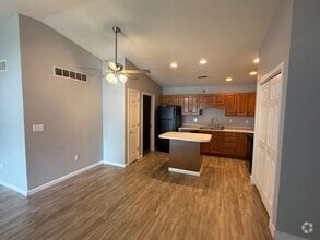 Building Photo - 142-156 Goldenrod Dr