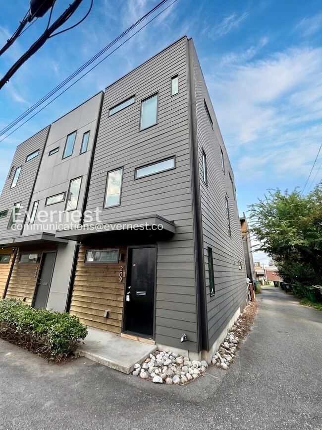 Building Photo - 209 Robinson Sq Aly