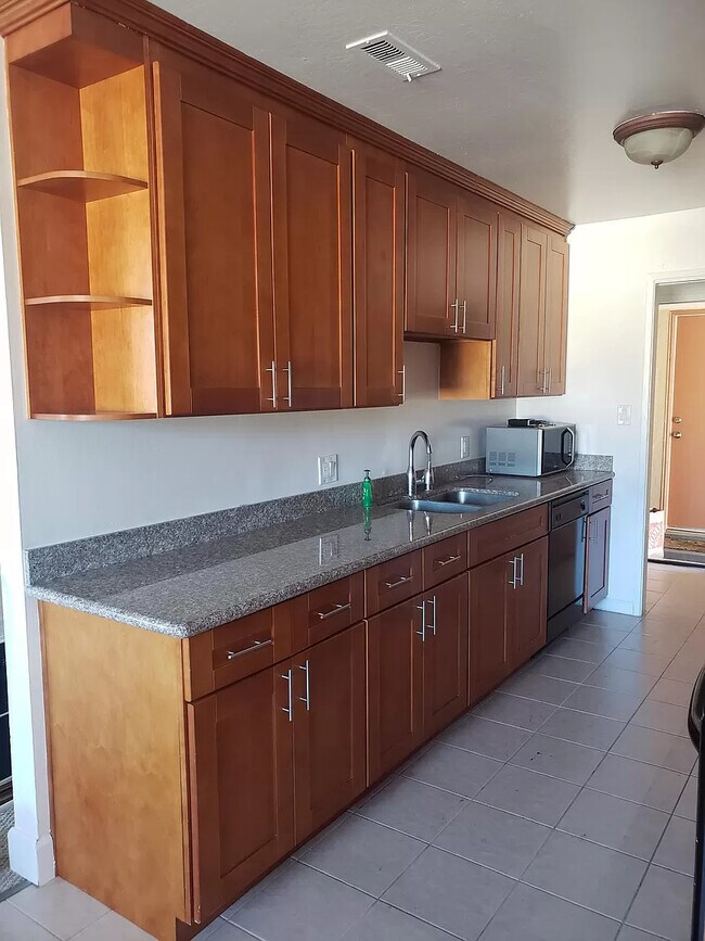 Foto del edificio - 1373 Phelps Ave