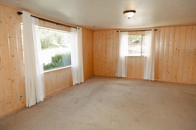 Living Room - 1586 E Blaine Ave