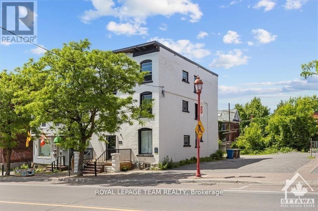 Photo principale - 883-883 Somerset St W