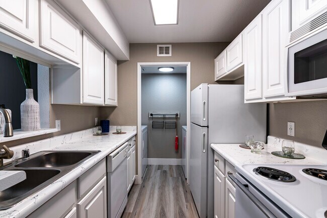 Cocina de casa modelo de dos habitaciones - Bay Breeze Apartments