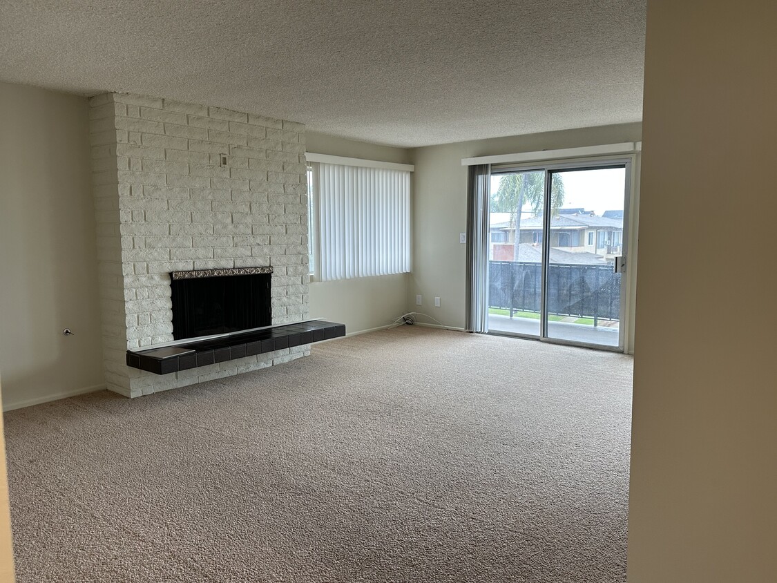 LIVING ROOM - 735 S Alma St