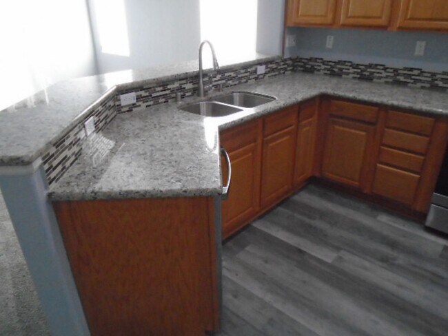 Foto del edificio - BEAUTIFUL WHITNEY OAKS HOME WITH 3+ BEDROOMS, 3 FULL BATHS, & 2 CAR GARAGE!