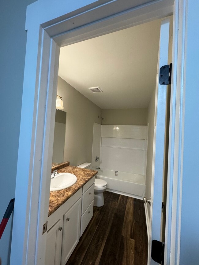 Full bathroom - 3420 Birchwood Dr