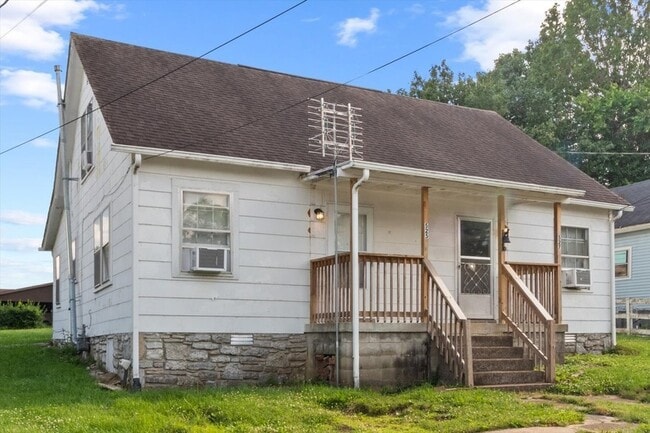 Building Photo - 525 Maple St