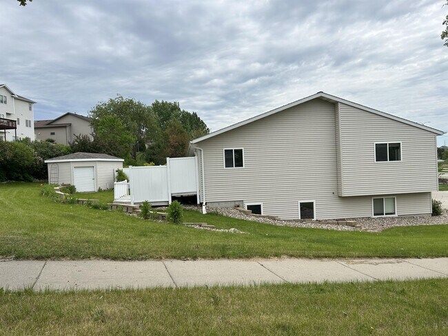 Building Photo - 2307 Pointe Loop