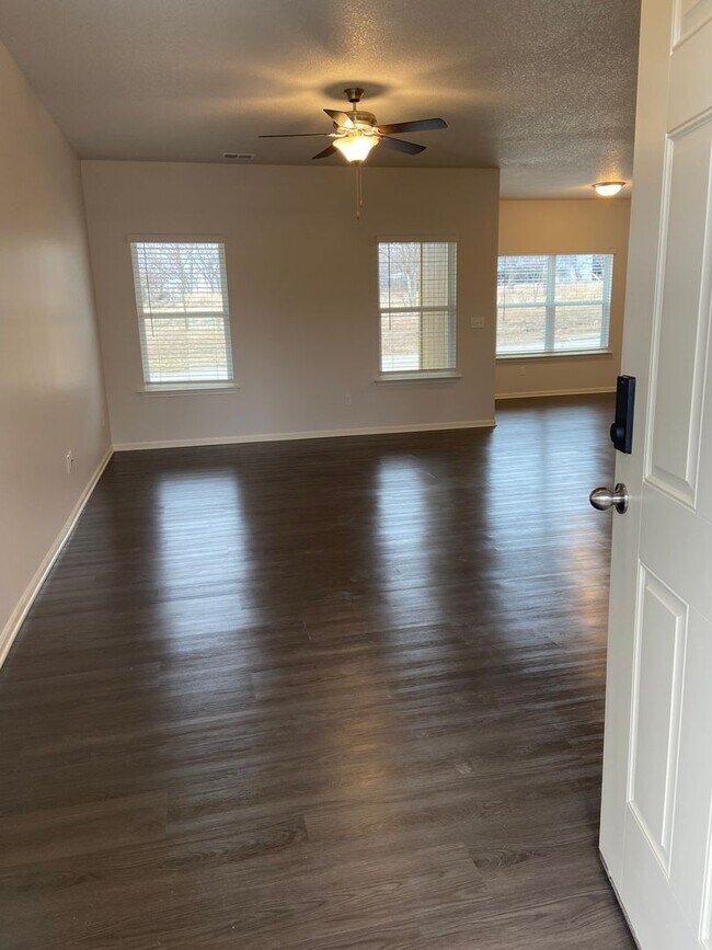 Foto del edificio - NOW PRELEASING!  Three Bedroom | Two and a Half Bath Home in Spring Hill