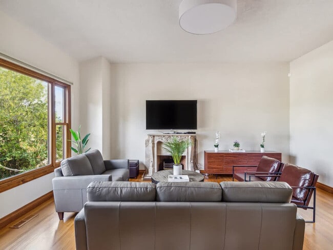 Foto del edificio - 751 Toyon Dr