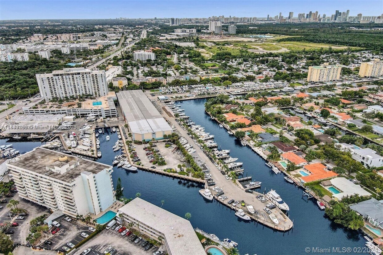 Foto principal - 13499 Biscayne Blvd