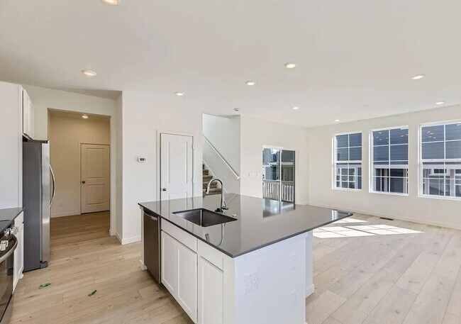 Foto del edificio - Luxurious CORNER LOT - 3bd 2.5 paired home in Dove Village!