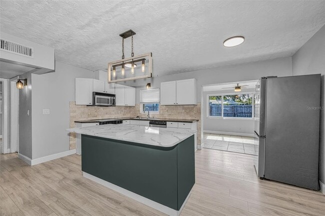 Building Photo - 839 13th Ave SW