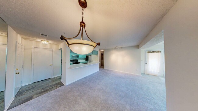 Foto del edificio - Ground Level 3 + 2 Spacious Updated condo