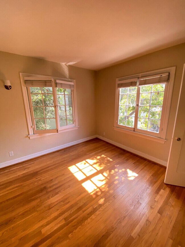 Building Photo - 234 S Lasky Dr
