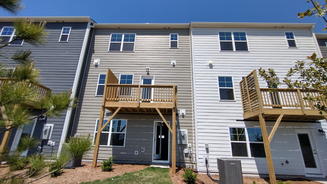 Foto del edificio - Room in Townhome on Terrawood Dr