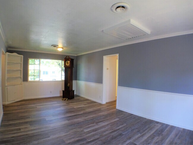 Foto del edificio - 708 Douglas Ln