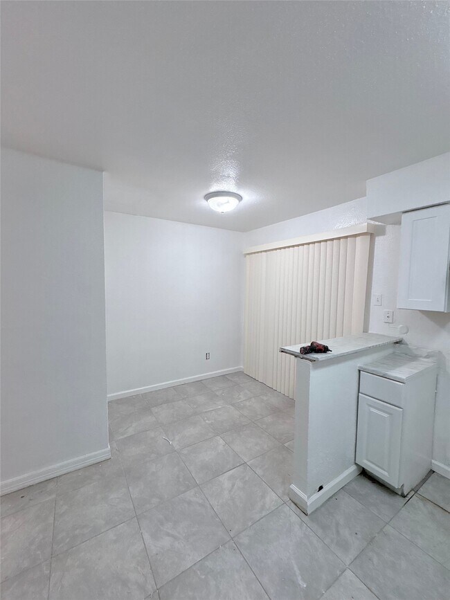 Foto del edificio - 5625 Antoine Dr