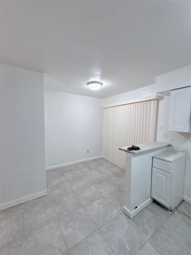 Building Photo - 5625 Antoine Dr