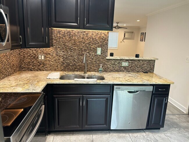 Building Photo - 206 S Waters Edge Dr