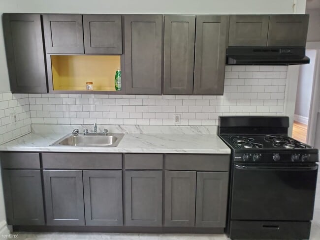 Building Photo - 3 br, 1 bath  - 81 Montgomery Ave 3