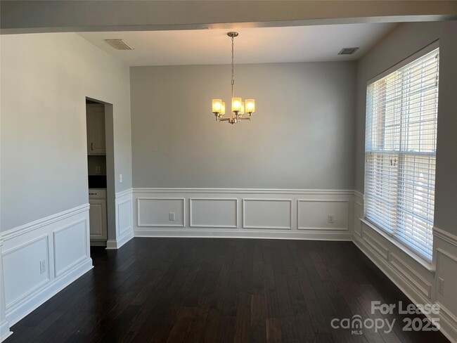 Foto del edificio - 8601 Fieldcroft Dr