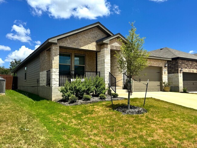 Foto del edificio - Bedroom Home with Quartz Counters, Appliances & Covered Patio in New Braunfels