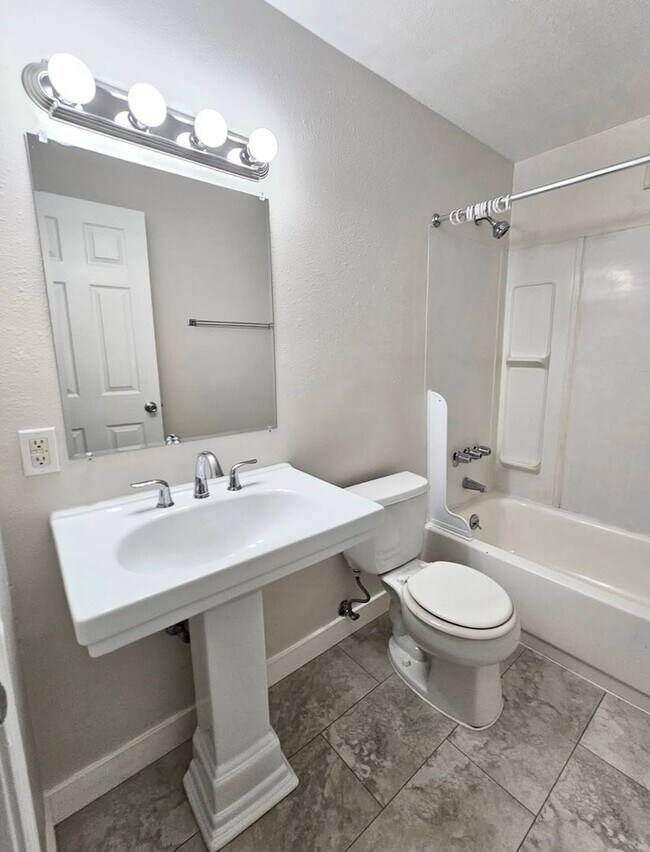 Building Photo - RAVL08