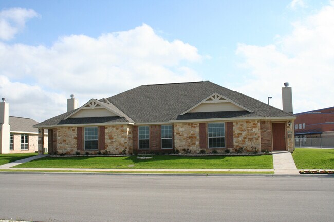 Foto del edificio - Salem Way Luxury Townhomes