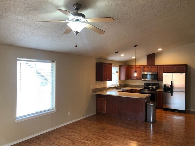 Building Photo - Contemporary Three Bedroom Home in South S...