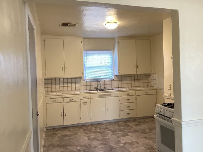 Building Photo - 1801 Norris Dr E