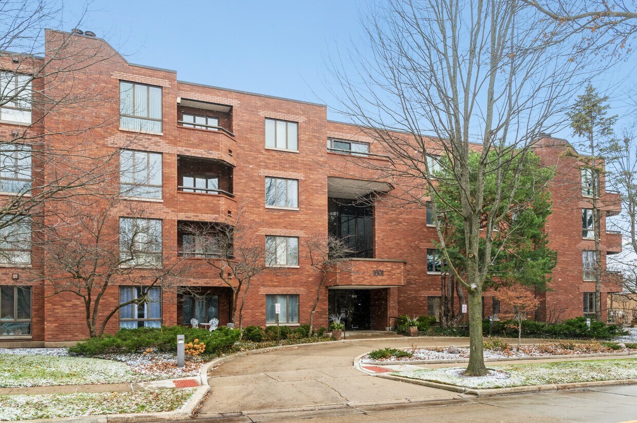 1601 Oakwood Ave Unit 303, Highland Park, IL 60035 Condo for Rent in