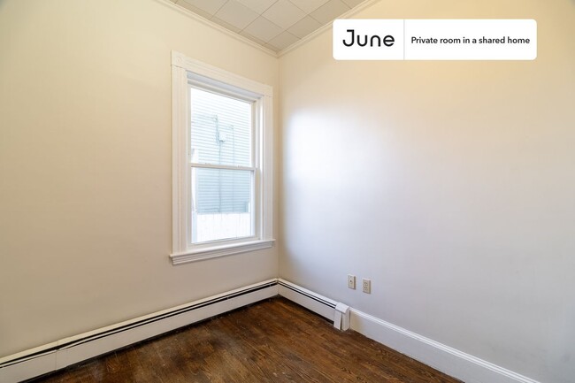 Foto del edificio - Private bedroom in 3 bed/1 bath Home